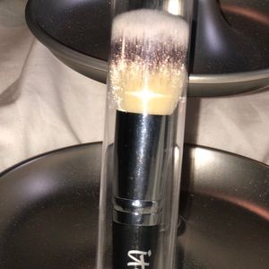 It cosmetics Foundation and concealer brush